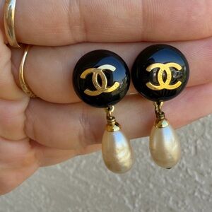 CHANEL
1994 CC faux-pearl dangle clip-on earrings